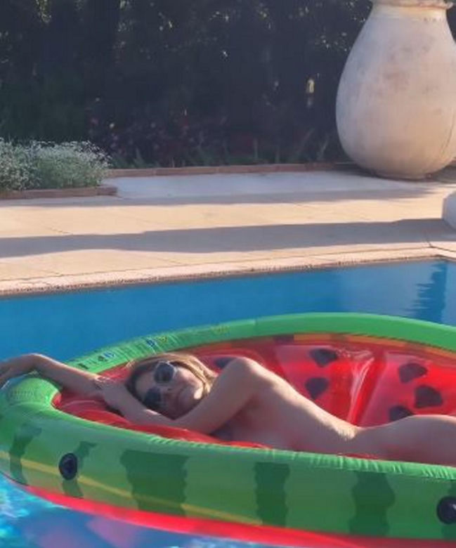  58-letnia Liz Hurley kompletnie odleciała. Całkiem nago pozuje na arbuzie
