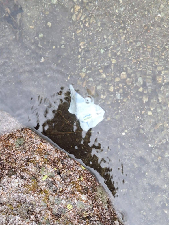 Morskie Oko zaśmiecone jak nigdy. To sprawka turystów. TPN opublikował zdjęcia.