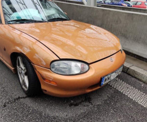 Rozbita Mazda MX-5 - wypadek na trasie S8 w Warszawie