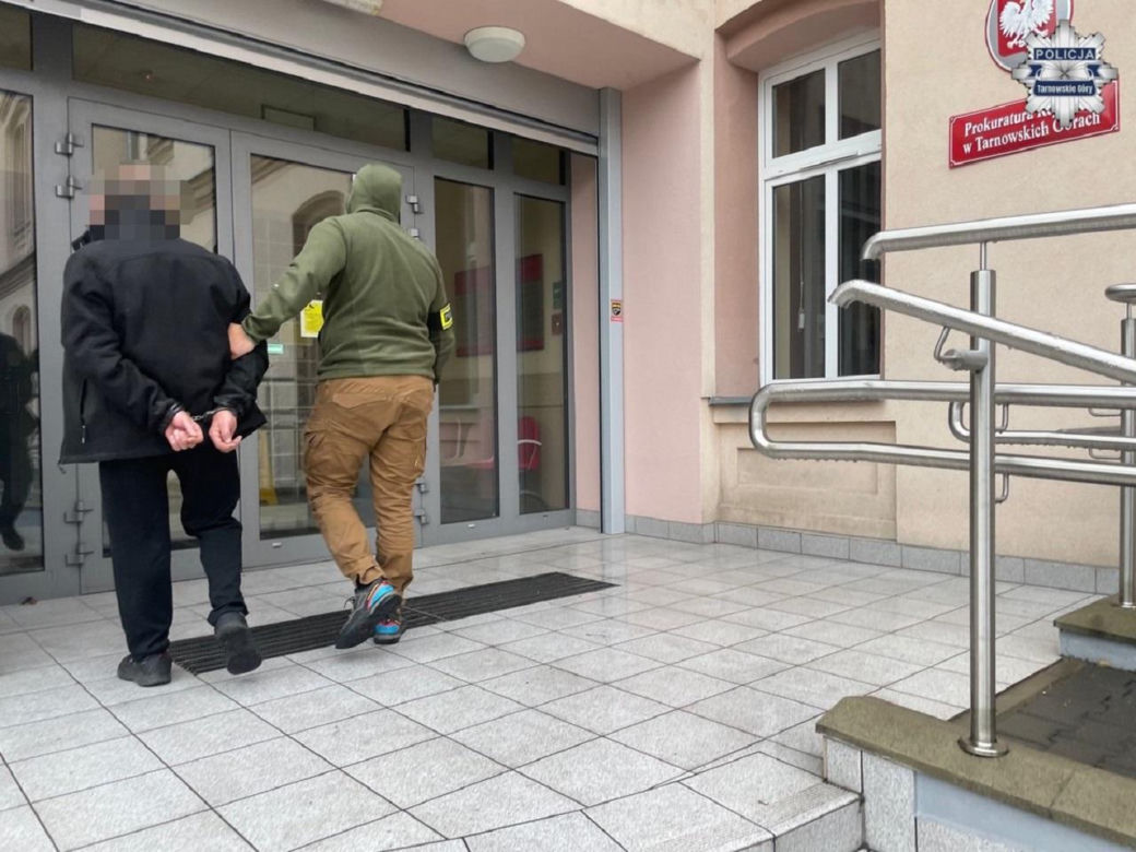65-latek oblał partnerkę benzyną i groził podpaleniem. Wszystko przez grę w karty