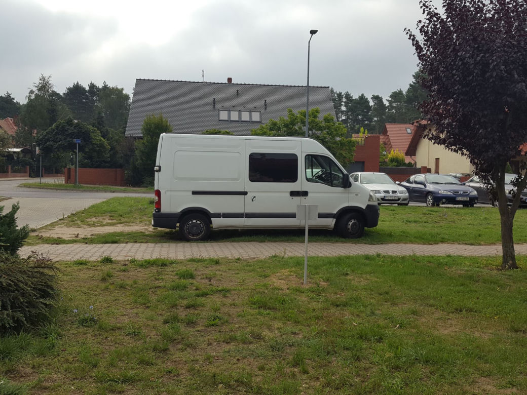 Na osiedlu Rejtana w Lesznie pojawiły się nowe tabliczki – „Zakaz gry w piłkę” 