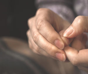 Myślisz, że to wina zimy lub detergentów? Zadzierające się skórki mogą zdradzać niedobór, który ma już połowa Polaków