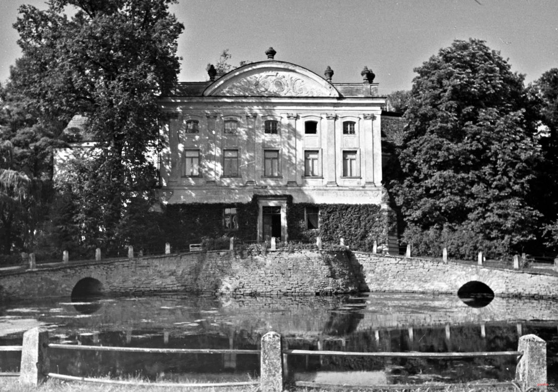 Pałac w Kurozwękach