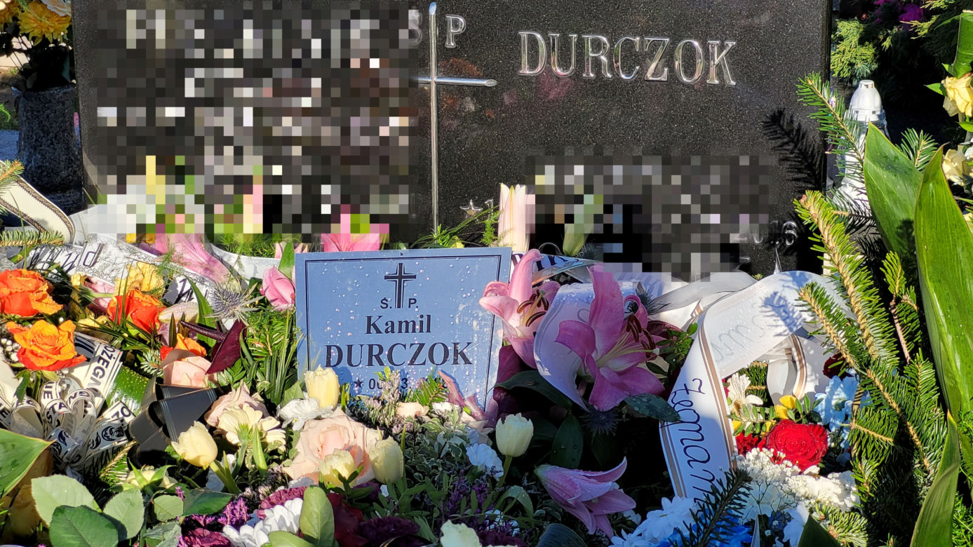 Kamil Durczok spoczywa ze swoim ojcem