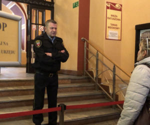 Kalisz w obliczu koronawirusa: opustoszałe sklepy, kolejki przed bankami, mieszkańcy zdystansowani