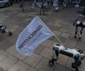 Niewiarygodne sceny. Roboty krzyczą w Warszawie, a minister alarmuje: mamy się czego obawiać!