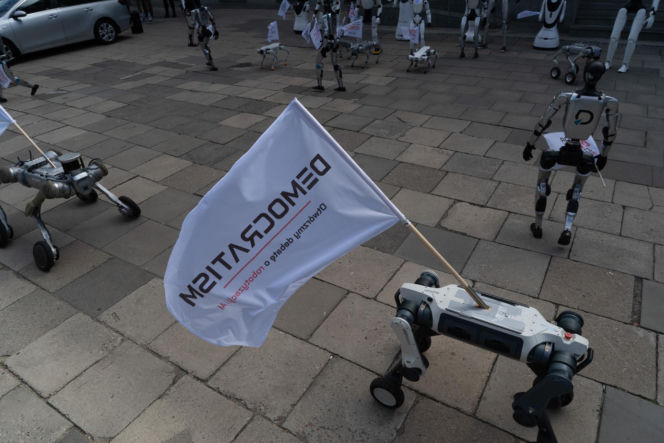 Niewiarygodne sceny. Roboty "krzyczą" w Warszawie, a minister alarmuje: "mamy się czego obawiać!"