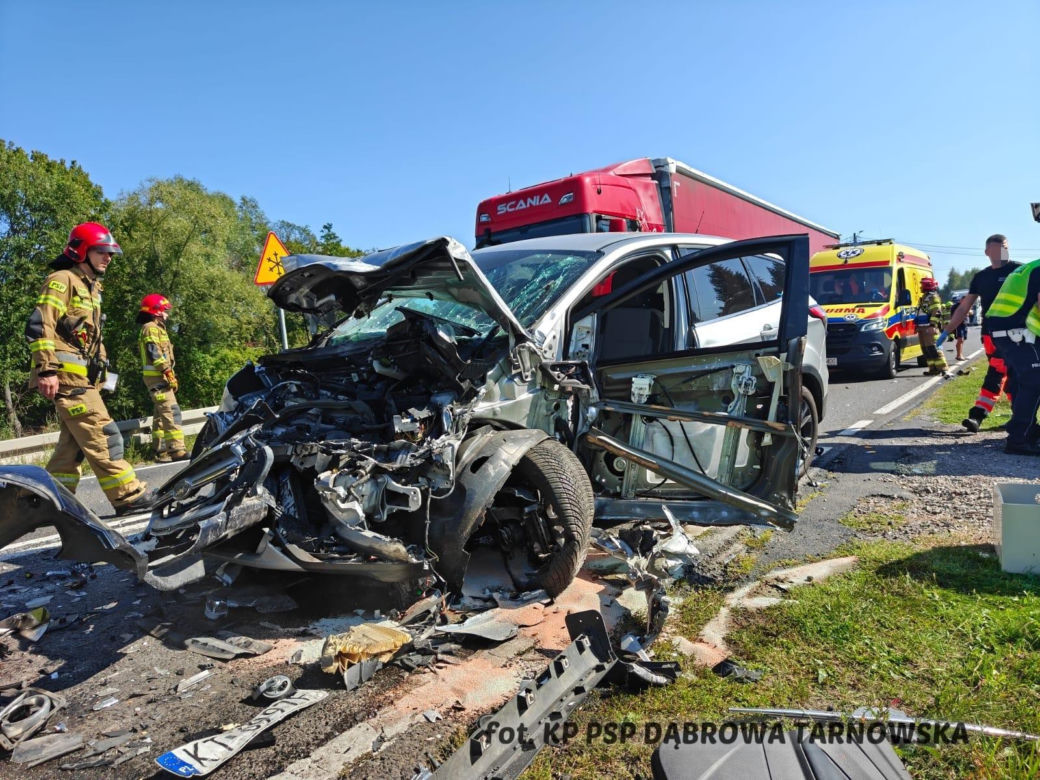 Poważny wypadek na DK 73 w Żelazówce. Dwie osoby poszkodowane i duże utrudnienia
