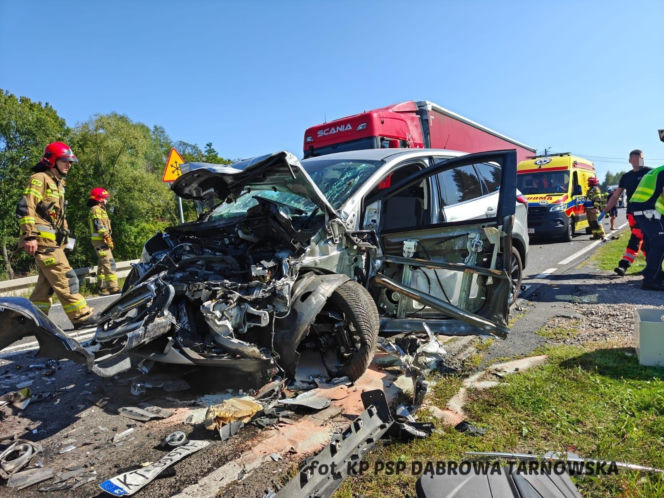 Poważny wypadek na DK 73 w Żelazówce. Dwie osoby poszkodowane i duże utrudnienia