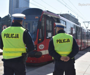 Policjanci przekazują przez megafon apelują o zostanie w domach. Zobaczcie [WIDEO]