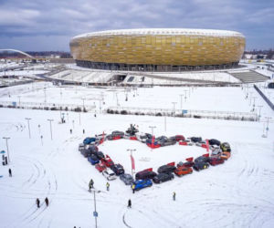 Finał WOŚP w Gdańsku 2021. Ściskawa samochodowa przy stadionie w Letnicy 31.01.2021
