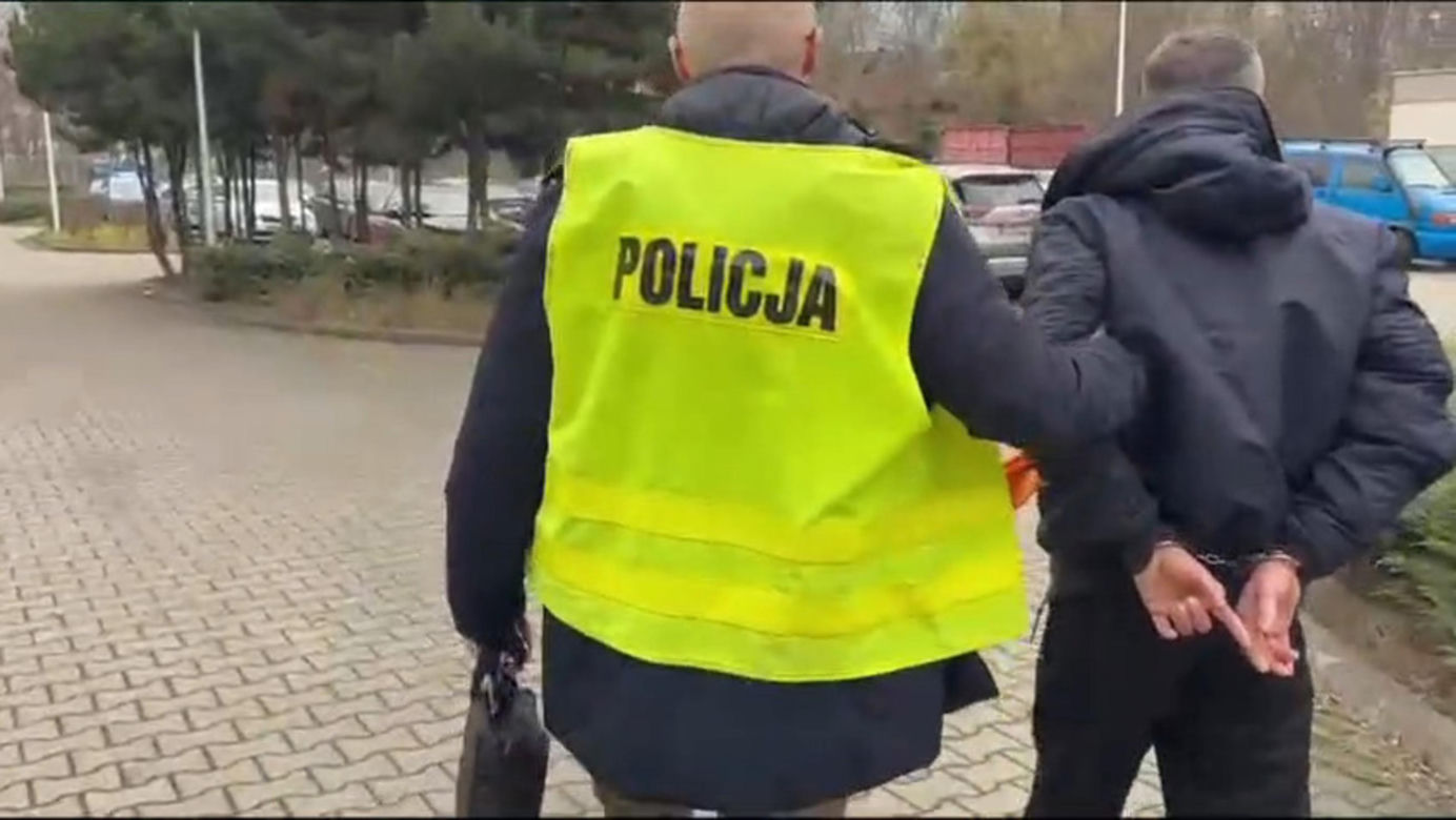 Seria napadów w Warszawie. Złodziej-multirecydywista brutalnie okradał seniorki. Jedną rzucił o chodnik!