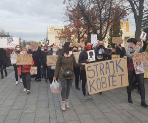Strajk kobiet: „Chciałabym dokonać aborcji rządu”. Bełchatowianki OSTRO na ulicach miasta!