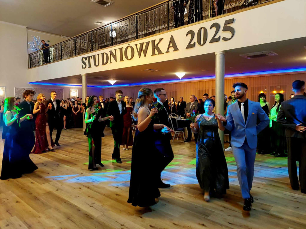 Dwa polonezy na studniówce bydgoskiej Handlówki. W jednym pomogli nauczyciele