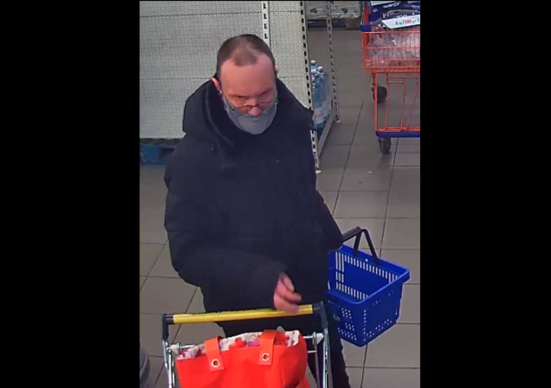 Kraków: ZŁODZIEJ poszukiwany przez policję! Rozpoznajesz go? Zobacz, jak ukradł torebkę 