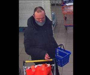 Kraków: ZŁODZIEJ poszukiwany przez policję! Rozpoznajesz go? Zobacz, jak ukradł torebkę 
