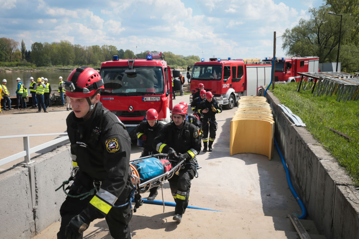 Akcja ratunkowa pod mostem
