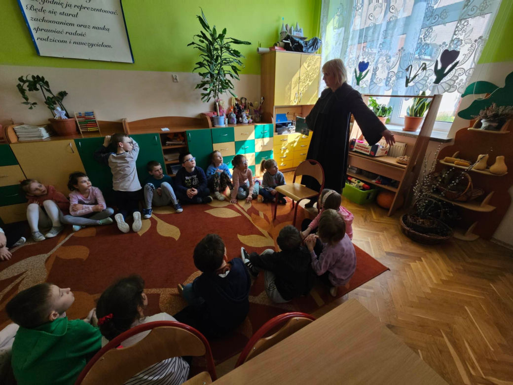 W szkołach czytają bajki o Misiu Adwokacie [GALERIA]