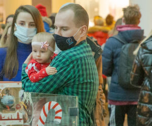 Minister Adam Andruszkiewicz z żoną i córeczką na świątecznych zakupach