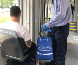 Kontrolerzy MPK Wrocław rozdadzą pasażerom ponad dwa tysiące maseczek