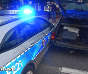 Policyjny pościg w centrum Zielonej Góry. W bagażniku maczeta, kominiarka i łom