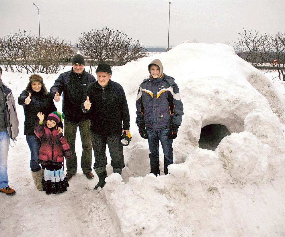 Z nudów zbudowali sobie igloo