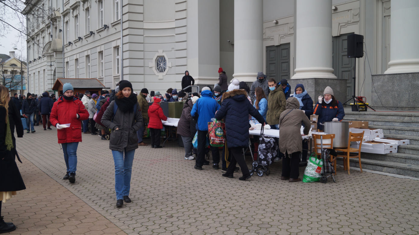 Wigilia dla bezdomnych i potrzebujących przed bydgoską Bazyliką [ZDJĘCIA]