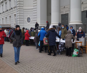 Wigilia dla bezdomnych i potrzebujących przed bydgoską Bazyliką [ZDJĘCIA]