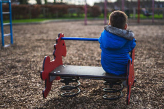 „Dziś się z tobą nie bawię”. Twoja reakcja na te słowa może pomóc dziecku na lata