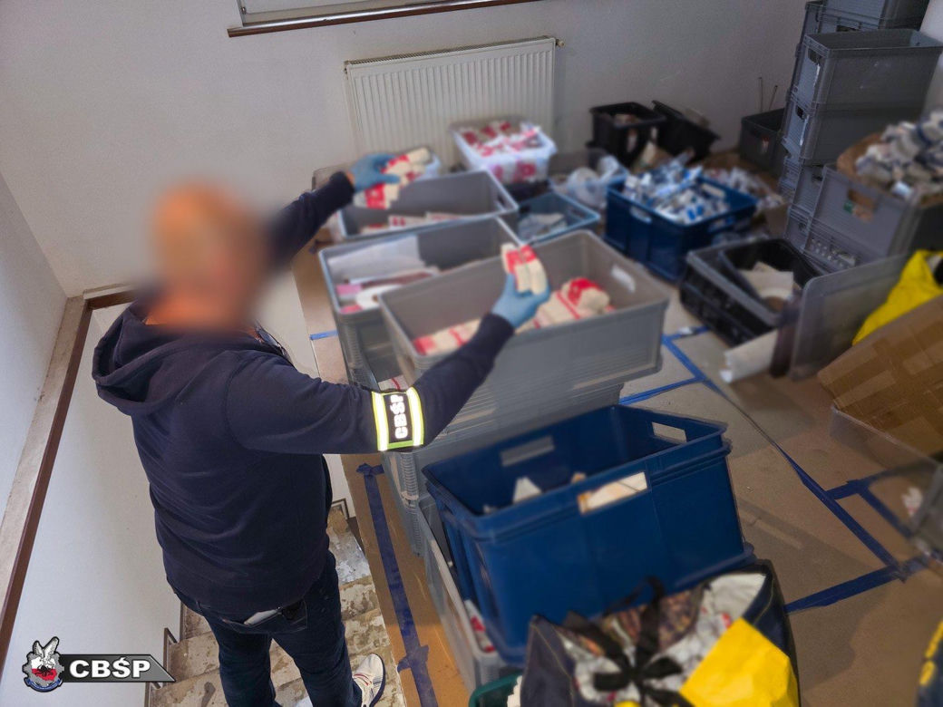 CBŚP rozbiło gigantyczną fabrykę leków