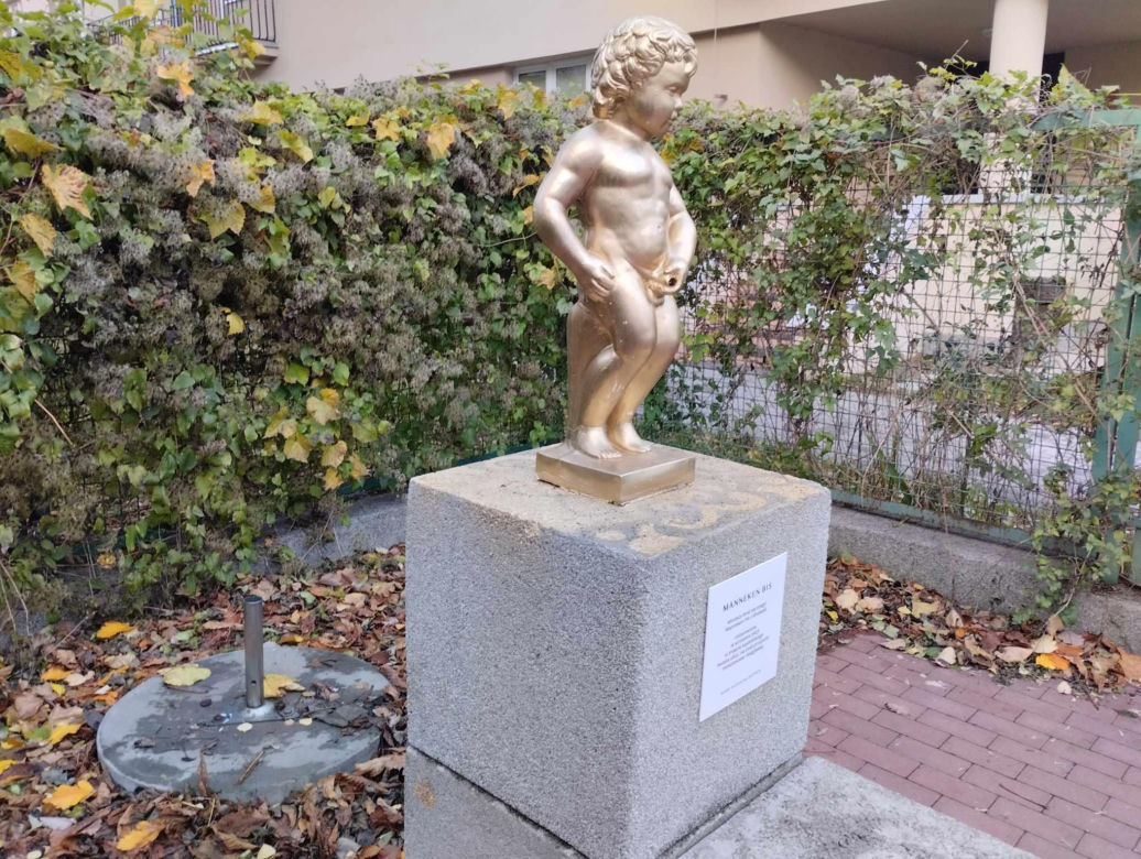 Mieszkańcy ustawili na swojej ulicy rzeźbę sikającego chłopca. To młodszy brat słynnego Manneken Pis