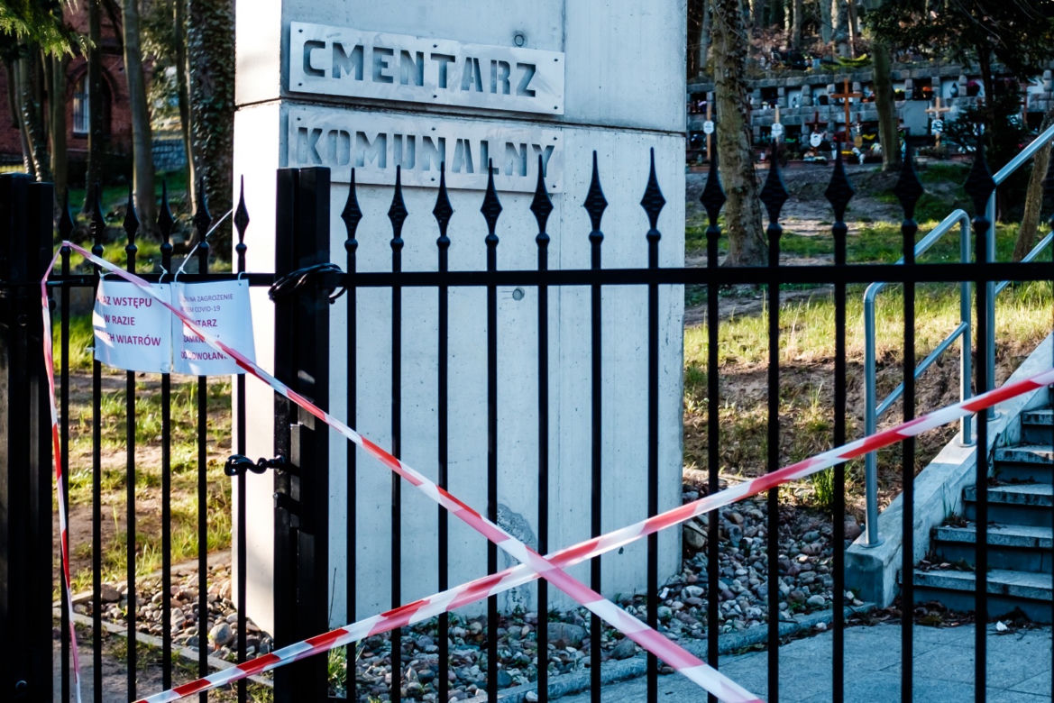Koronawirus w Trójmieście. Zamiast po parku, plaży czy lesie ludzie spacerują po cmentarzach