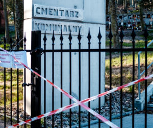 Koronawirus w Trójmieście. Zamiast po parku, plaży czy lesie ludzie spacerują po cmentarzach