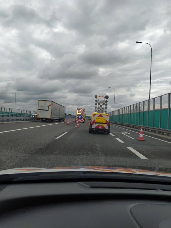 Gigantyczne utrudnienia na A4. Z ciężarówki wypadł ogromny element turbiny