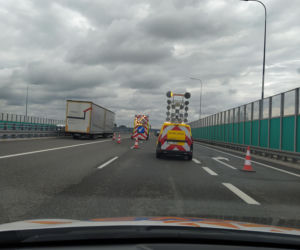 Gigantyczne utrudnienia na A4. Z ciężarówki wypadł ogromny element turbiny