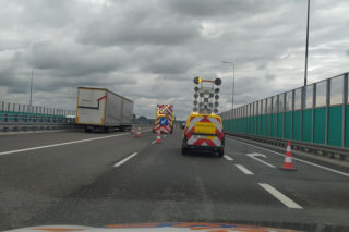 Gigantyczne utrudnienia na A4. Z ciężarówki wypadł ogromny element turbiny