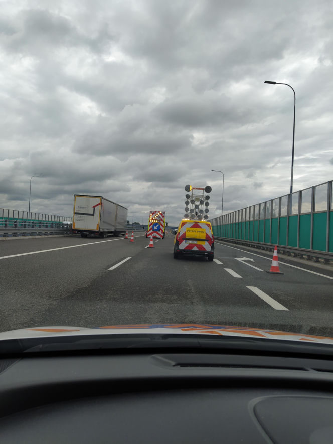 Gigantyczne utrudnienia na A4. Z ciężarówki wypadł ogromny element turbiny