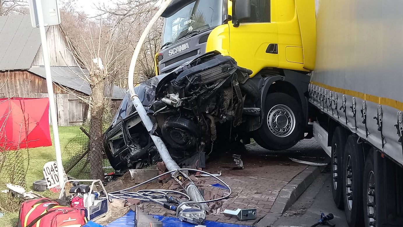 Śmiertelny wypadek w Drużbicach. Nie żyje kierowca osobówki