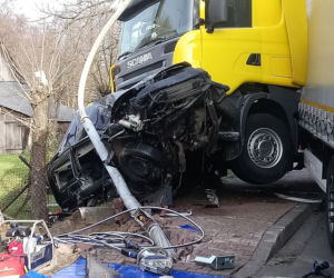 Śmiertelny wypadek w Drużbicach. Nie żyje kierowca osobówki