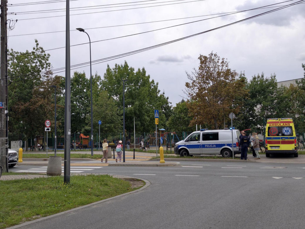 8-latek na hulajnodze potrącony przy szkole. Wjechała w niego Skoda. Kierowca miał jeździć "na aplikację"