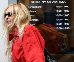 Monika Olejnik w miniówce i czerwonym płaszczyku zadała szyku
