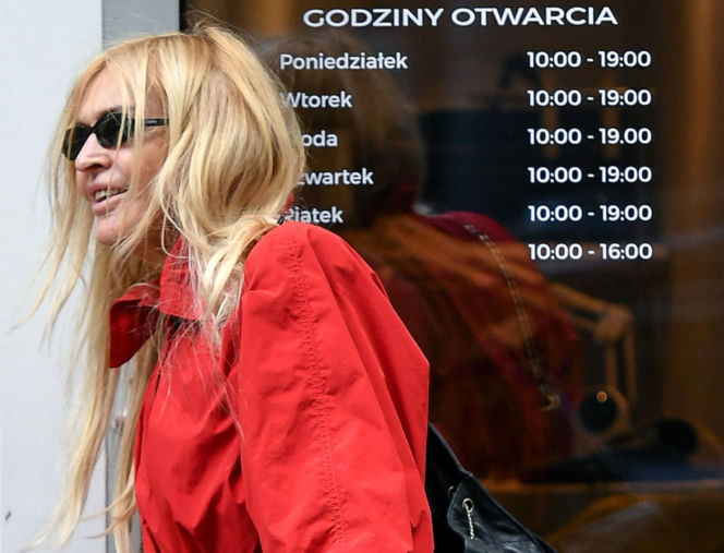 Monika Olejnik w miniówce i czerwonym płaszczyku zadała szyku