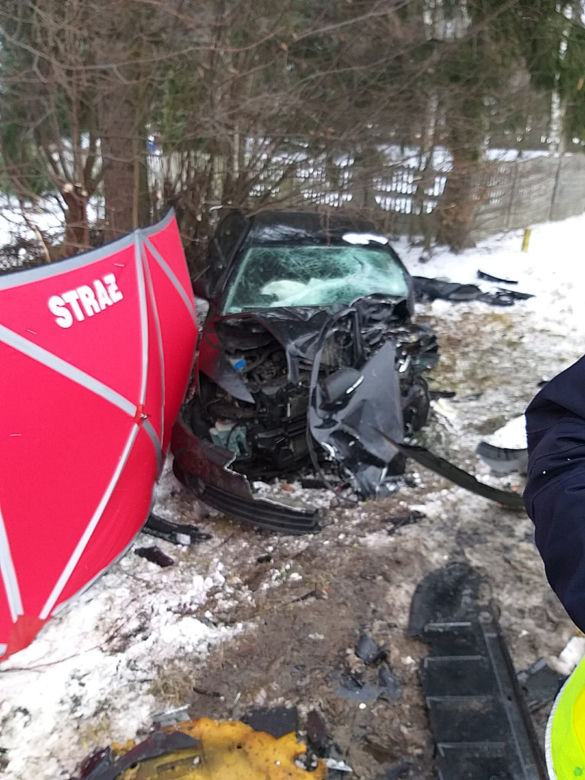 Wypadek pod Elblągiem. Jedna osoba nie żyje, pięć jest rannych