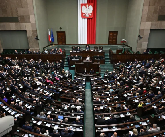 Najnowszy sondaż partyjny. Zyskały dwie partie