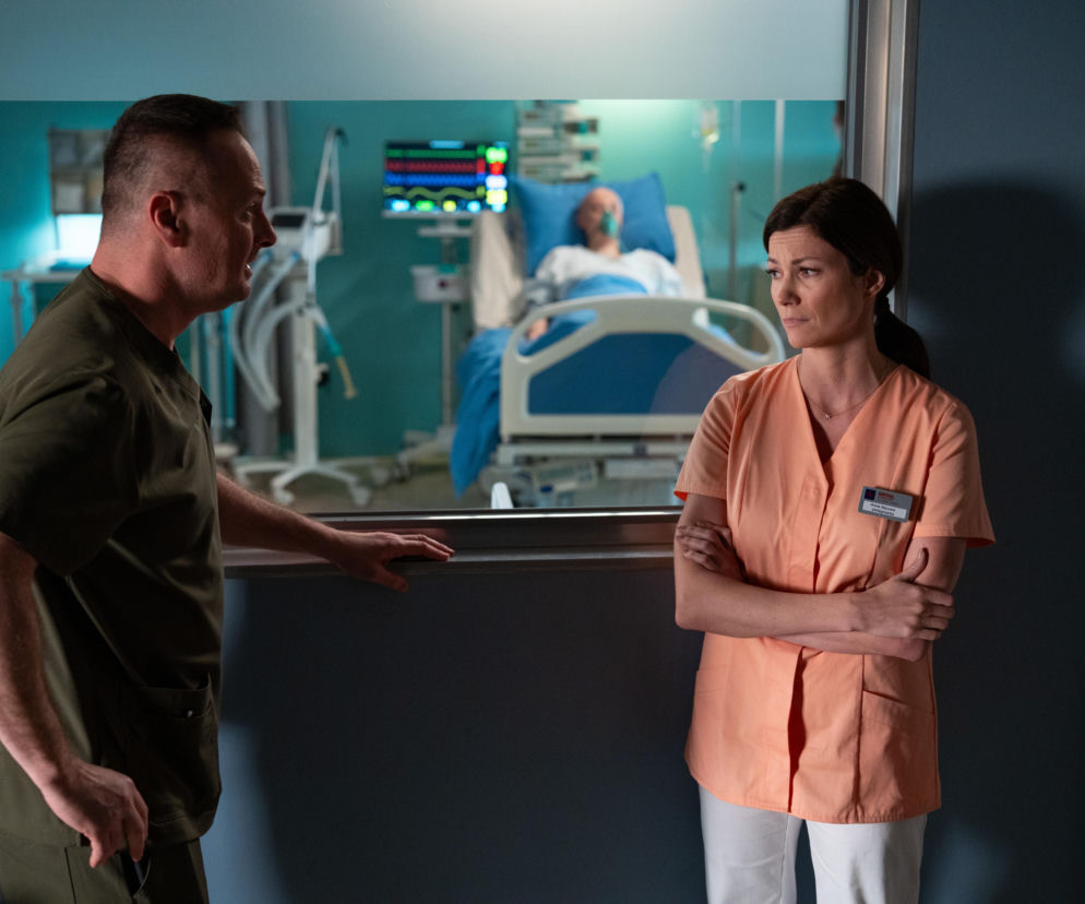 Lekarze Bart (Piotr Głowacki) i Anna Szymańczak (Iga) rozmawiają zaniepokojeni przed salą operacyjną, w której leży pacjentka podłączona do aparatury medycznej. Odkrycia w tragicznym finale operacji Igi przeczytasz na Super Seriale.