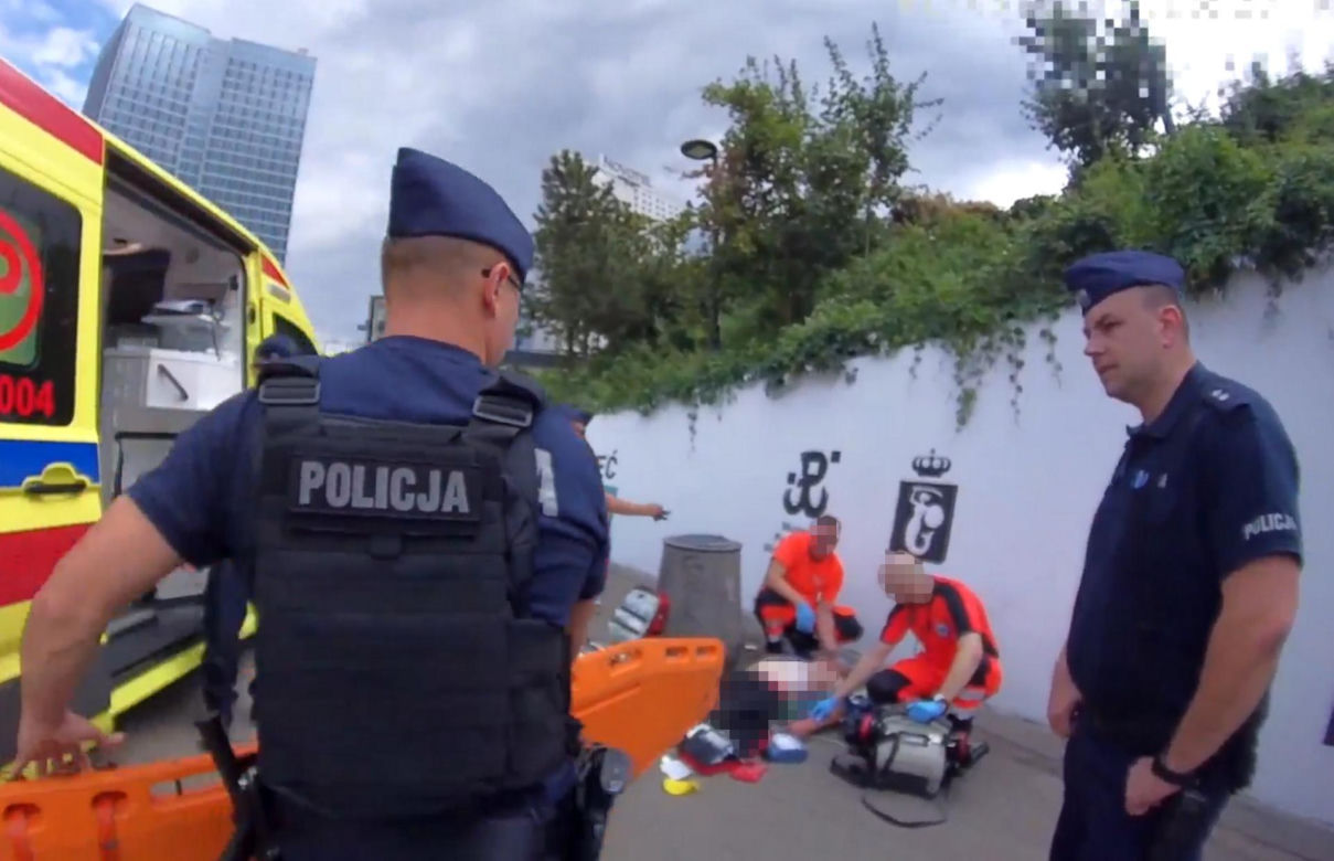 Mężczyzna spadł z muru i przestał oddychać! Heroiczna akcja policjantów