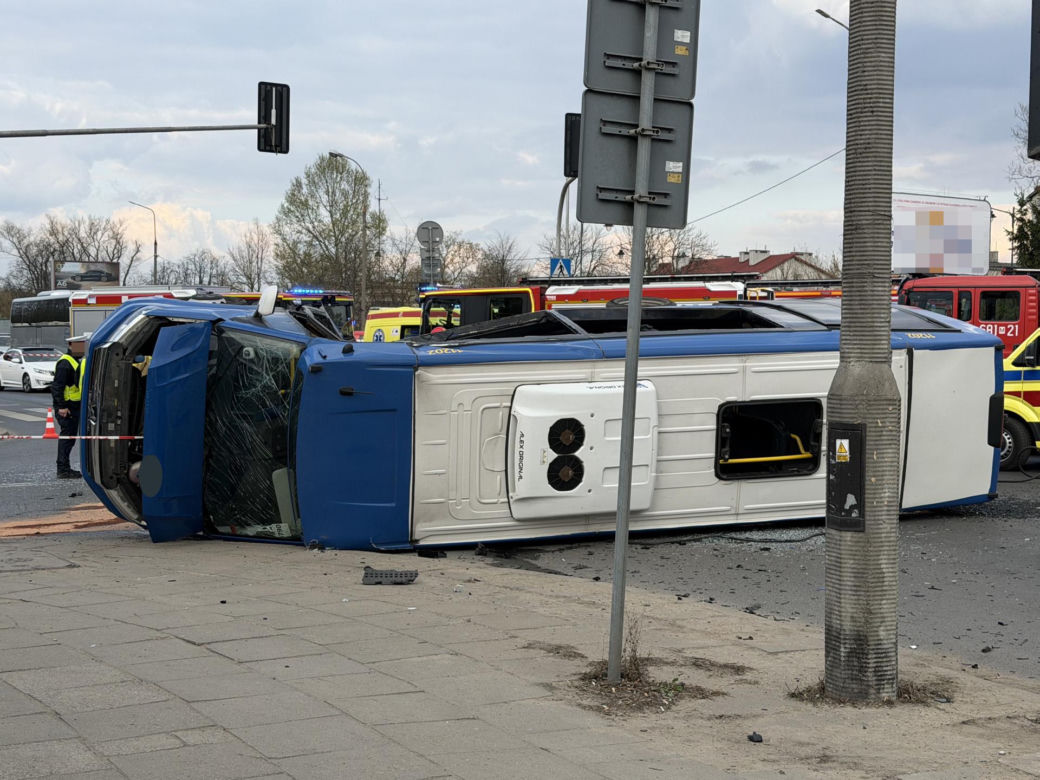 Wypadek w Markach. Autobus zderzył się z osobówką. Jest wielu rannych!