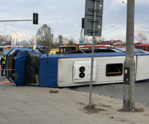 Wypadek w Markach. Autobus zderzył się z osobówką. Jest wielu rannych!