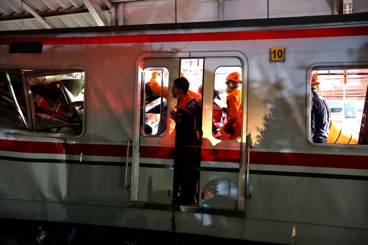 Tragiczne zderzenie pociągów. Ludzie uwięzieni w zmiażdżonych wagonach