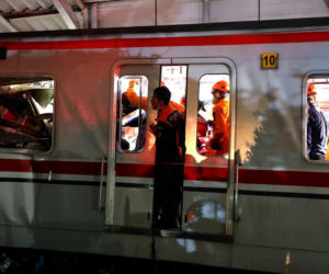 Tragiczne zderzenie pociągów. Ludzie uwięzieni w zmiażdżonych wagonach